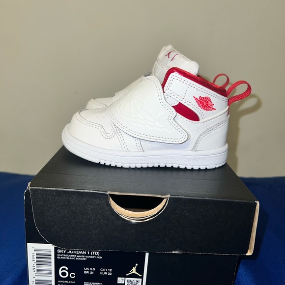 Nike Kids White and Red Sneakers - Picture 1 of 5